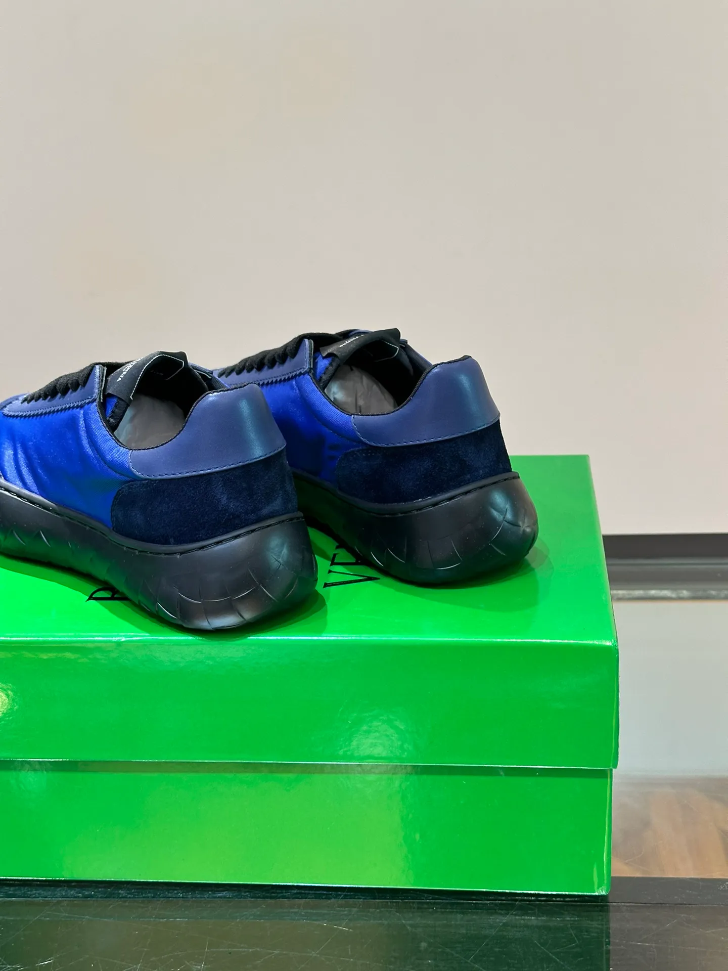 Men's shoes 💰p420 "BV" Bottega Veneta 🆕 New men's moral training sneakers, made of Sneaker technology nylon and suede, inspired by retro basketball shoes, a new interpretation of classic sneakers, light, comfortable and breathable summer essentials, the soles are made of classic woven texture, super recognizable, nylon suede splicing, full of texture! Size: 38-44 (45 customized)